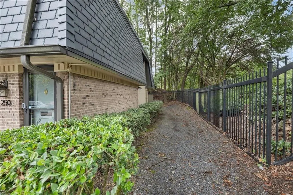 250 Triumph Drive Nw, Atlanta, Georgia 30327, 2 Bedrooms Bedrooms, ,2 BathroomsBathrooms,Residential,For Sale,250 Triumph Drive Nw,7638373
