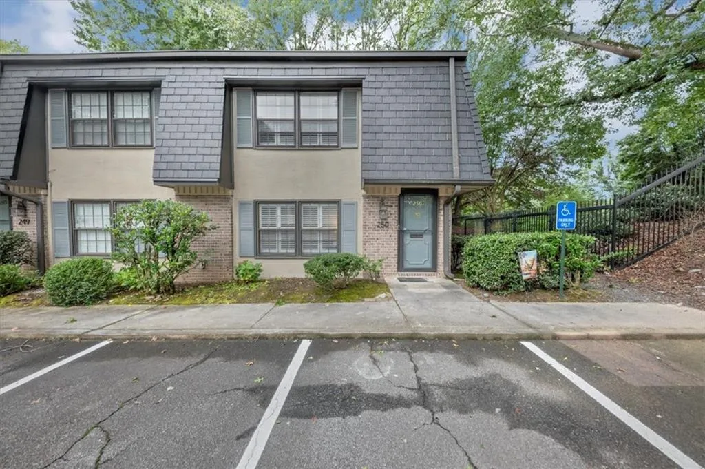 250 Triumph Drive Nw, Atlanta, Georgia 30327, 2 Bedrooms Bedrooms, ,2 BathroomsBathrooms,Residential,For Sale,250 Triumph Drive Nw,7638373
