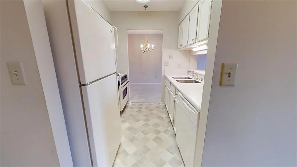300 Johnson Ferry Road Ne Unit B401, Sandy Springs, Georgia 30328, 1 Bedroom Bedrooms, ,1 BathroomBathrooms,Residential,Sold,300 Johnson Ferry Road Ne Unit B401,7095950