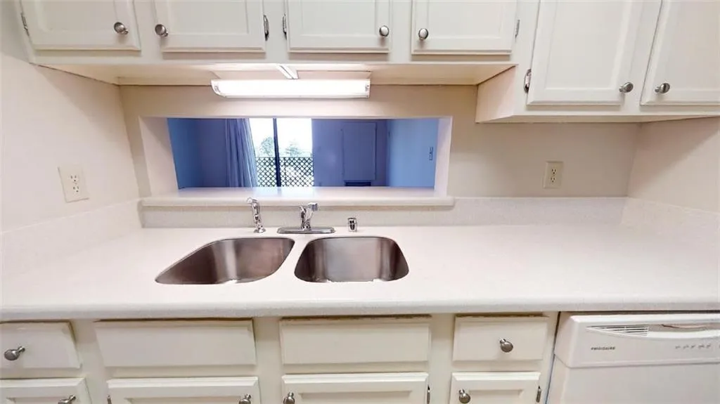 300 Johnson Ferry Road Ne Unit B401, Sandy Springs, Georgia 30328, 1 Bedroom Bedrooms, ,1 BathroomBathrooms,Residential,Sold,300 Johnson Ferry Road Ne Unit B401,7095950