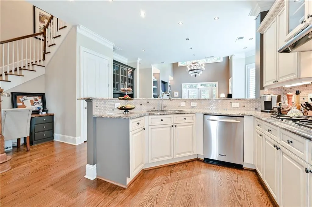 5409 Glenridge Cove Unit 201, Atlanta, Georgia 30342, 3 Bedrooms Bedrooms, ,3 BathroomsBathrooms,Residential,Sold,5409 Glenridge Cove Unit 201,6743790