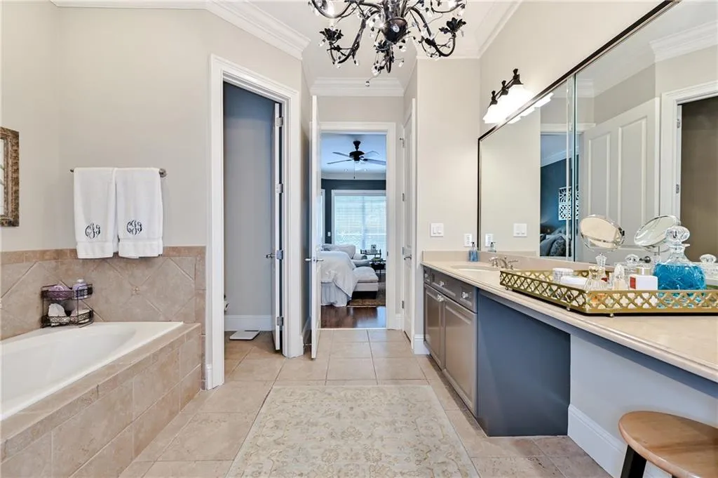 5409 Glenridge Cove Unit 201, Atlanta, Georgia 30342, 3 Bedrooms Bedrooms, ,3 BathroomsBathrooms,Residential,Sold,5409 Glenridge Cove Unit 201,6743790