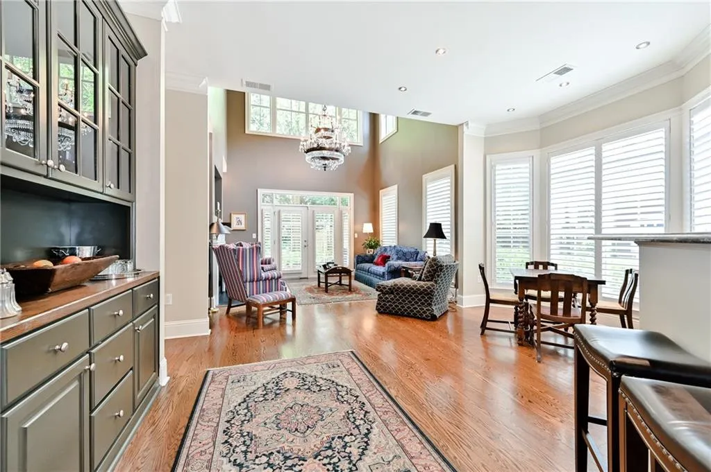 5409 Glenridge Cove Unit 201, Atlanta, Georgia 30342, 3 Bedrooms Bedrooms, ,3 BathroomsBathrooms,Residential,Sold,5409 Glenridge Cove Unit 201,6743790