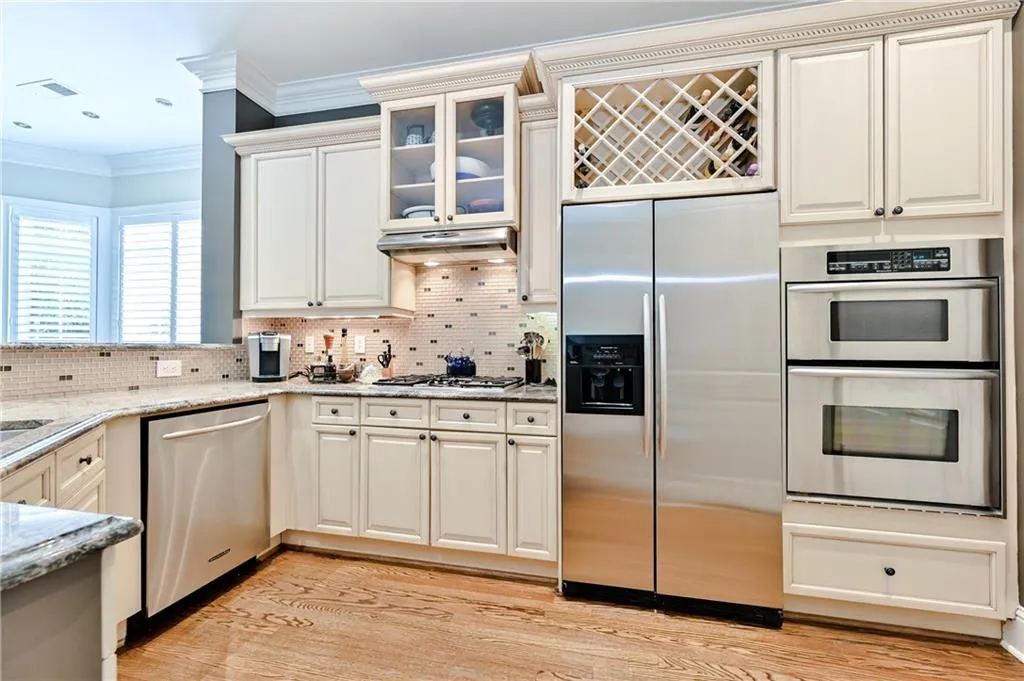 5409 Glenridge Cove Unit 201, Atlanta, Georgia 30342, 3 Bedrooms Bedrooms, ,3 BathroomsBathrooms,Residential,Sold,5409 Glenridge Cove Unit 201,6743790