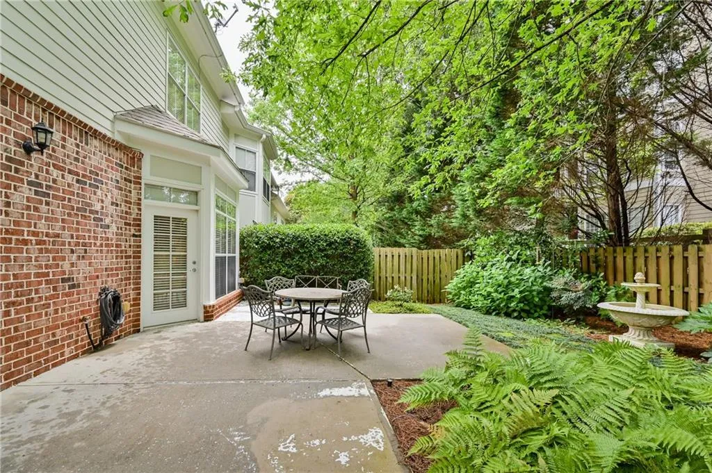 5409 Glenridge Cove Unit 201, Atlanta, Georgia 30342, 3 Bedrooms Bedrooms, ,3 BathroomsBathrooms,Residential,Sold,5409 Glenridge Cove Unit 201,6743790