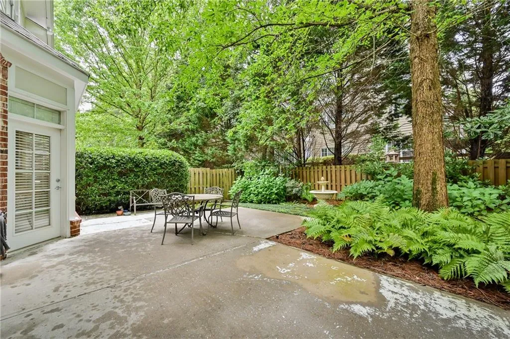 5409 Glenridge Cove Unit 201, Atlanta, Georgia 30342, 3 Bedrooms Bedrooms, ,3 BathroomsBathrooms,Residential,Sold,5409 Glenridge Cove Unit 201,6743790