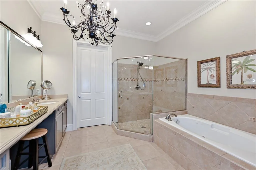 5409 Glenridge Cove Unit 201, Atlanta, Georgia 30342, 3 Bedrooms Bedrooms, ,3 BathroomsBathrooms,Residential,Sold,5409 Glenridge Cove Unit 201,6743790