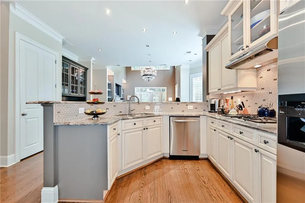 5409 Glenridge Cove Unit 201, Atlanta, Georgia 30342, 3 Bedrooms Bedrooms, ,3 BathroomsBathrooms,Residential,Sold,5409 Glenridge Cove Unit 201,6743790