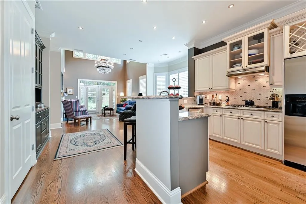 5409 Glenridge Cove Unit 201, Atlanta, Georgia 30342, 3 Bedrooms Bedrooms, ,3 BathroomsBathrooms,Residential,Sold,5409 Glenridge Cove Unit 201,6743790
