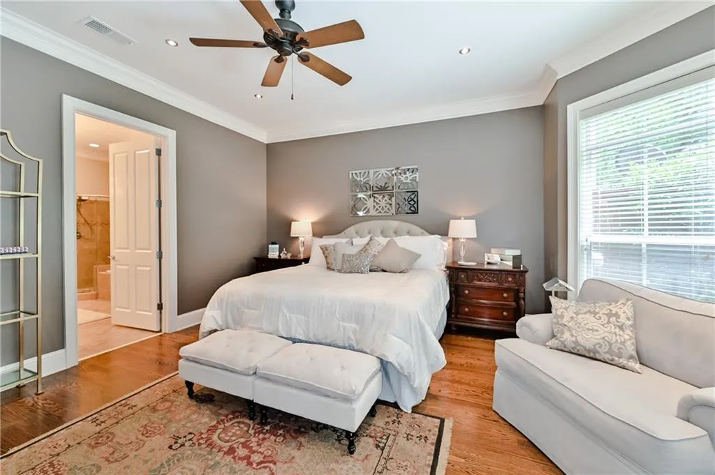 5409 Glenridge Cove Unit 201, Atlanta, Georgia 30342, 3 Bedrooms Bedrooms, ,3 BathroomsBathrooms,Residential,Sold,5409 Glenridge Cove Unit 201,6743790