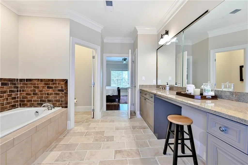 5409 Glenridge Cove Unit 201, Atlanta, Georgia 30342, 3 Bedrooms Bedrooms, ,3 BathroomsBathrooms,Residential,Sold,5409 Glenridge Cove Unit 201,6743790