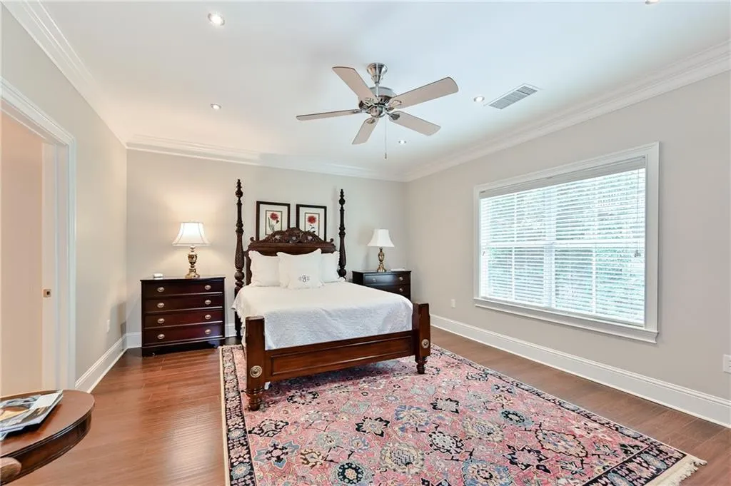 5409 Glenridge Cove Unit 201, Atlanta, Georgia 30342, 3 Bedrooms Bedrooms, ,3 BathroomsBathrooms,Residential,Sold,5409 Glenridge Cove Unit 201,6743790