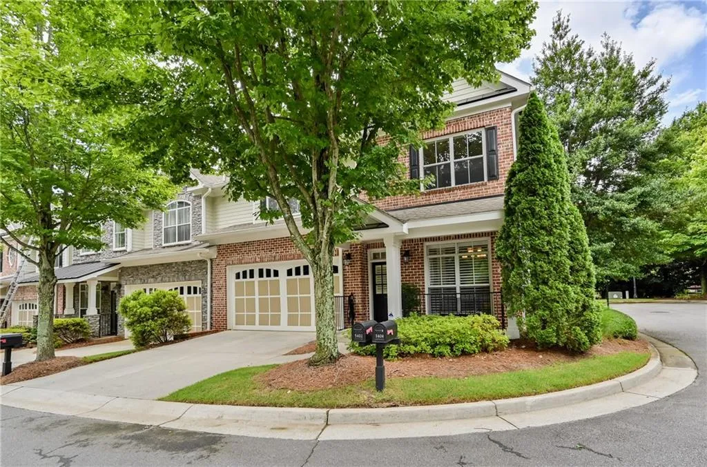 5409 Glenridge Cove Unit 201, Atlanta, Georgia 30342, 3 Bedrooms Bedrooms, ,3 BathroomsBathrooms,Residential,Sold,5409 Glenridge Cove Unit 201,6743790