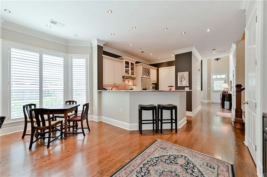 5409 Glenridge Cove Unit 201, Atlanta, Georgia 30342, 3 Bedrooms Bedrooms, ,3 BathroomsBathrooms,Residential,Sold,5409 Glenridge Cove Unit 201,6743790