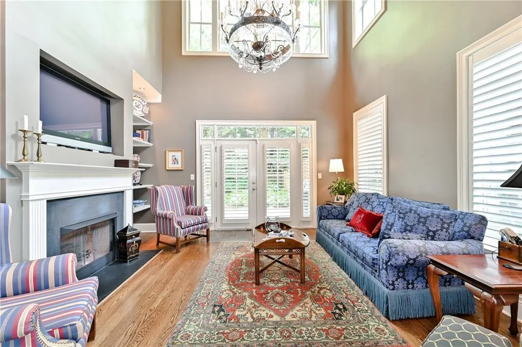 5409 Glenridge Cove Unit 201, Atlanta, Georgia 30342, 3 Bedrooms Bedrooms, ,3 BathroomsBathrooms,Residential,Sold,5409 Glenridge Cove Unit 201,6743790