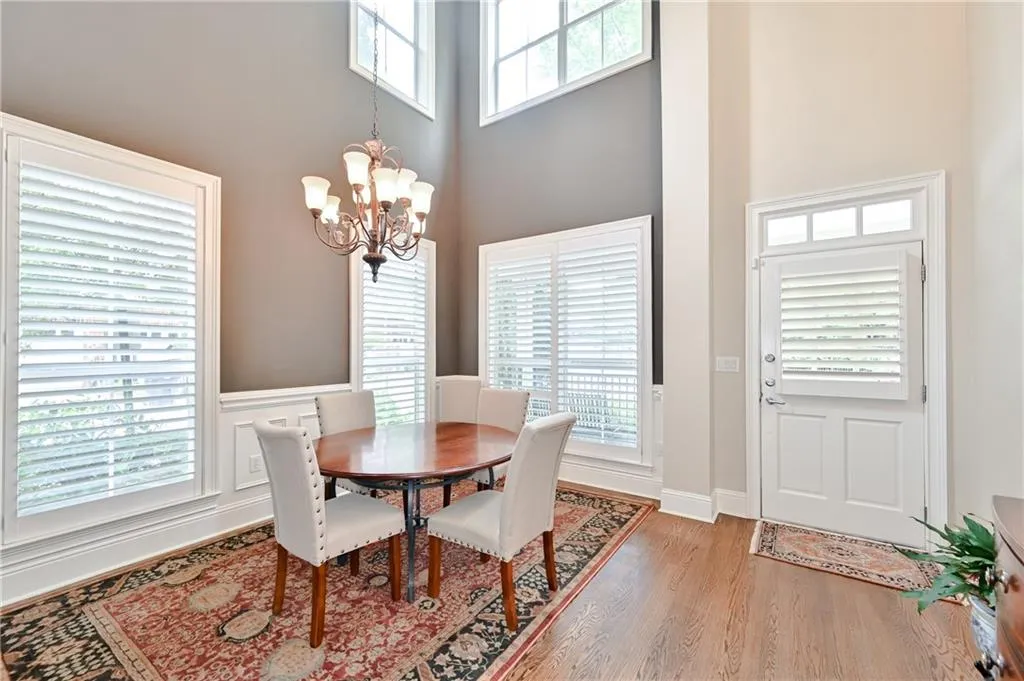 5409 Glenridge Cove Unit 201, Atlanta, Georgia 30342, 3 Bedrooms Bedrooms, ,3 BathroomsBathrooms,Residential,Sold,5409 Glenridge Cove Unit 201,6743790