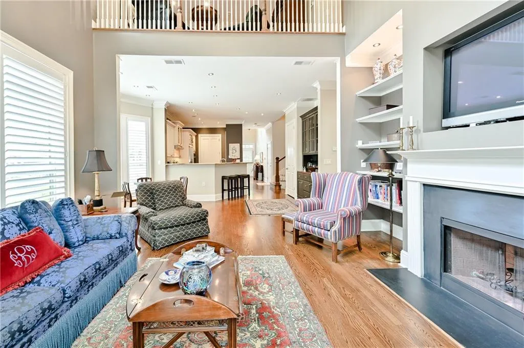 5409 Glenridge Cove Unit 201, Atlanta, Georgia 30342, 3 Bedrooms Bedrooms, ,3 BathroomsBathrooms,Residential,Sold,5409 Glenridge Cove Unit 201,6743790