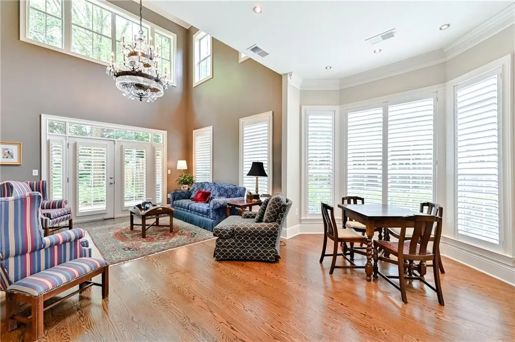 5409 Glenridge Cove Unit 201, Atlanta, Georgia 30342, 3 Bedrooms Bedrooms, ,3 BathroomsBathrooms,Residential,Sold,5409 Glenridge Cove Unit 201,6743790