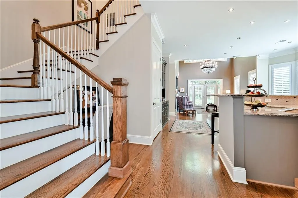 5409 Glenridge Cove Unit 201, Atlanta, Georgia 30342, 3 Bedrooms Bedrooms, ,3 BathroomsBathrooms,Residential,Sold,5409 Glenridge Cove Unit 201,6743790