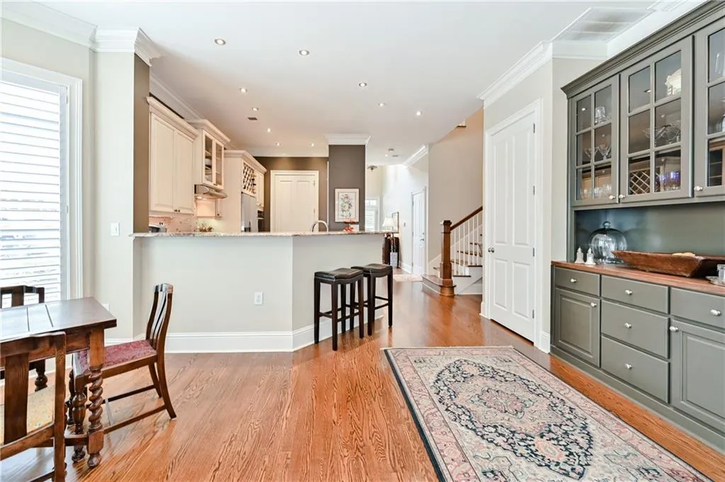 5409 Glenridge Cove Unit 201, Atlanta, Georgia 30342, 3 Bedrooms Bedrooms, ,3 BathroomsBathrooms,Residential,Sold,5409 Glenridge Cove Unit 201,6743790