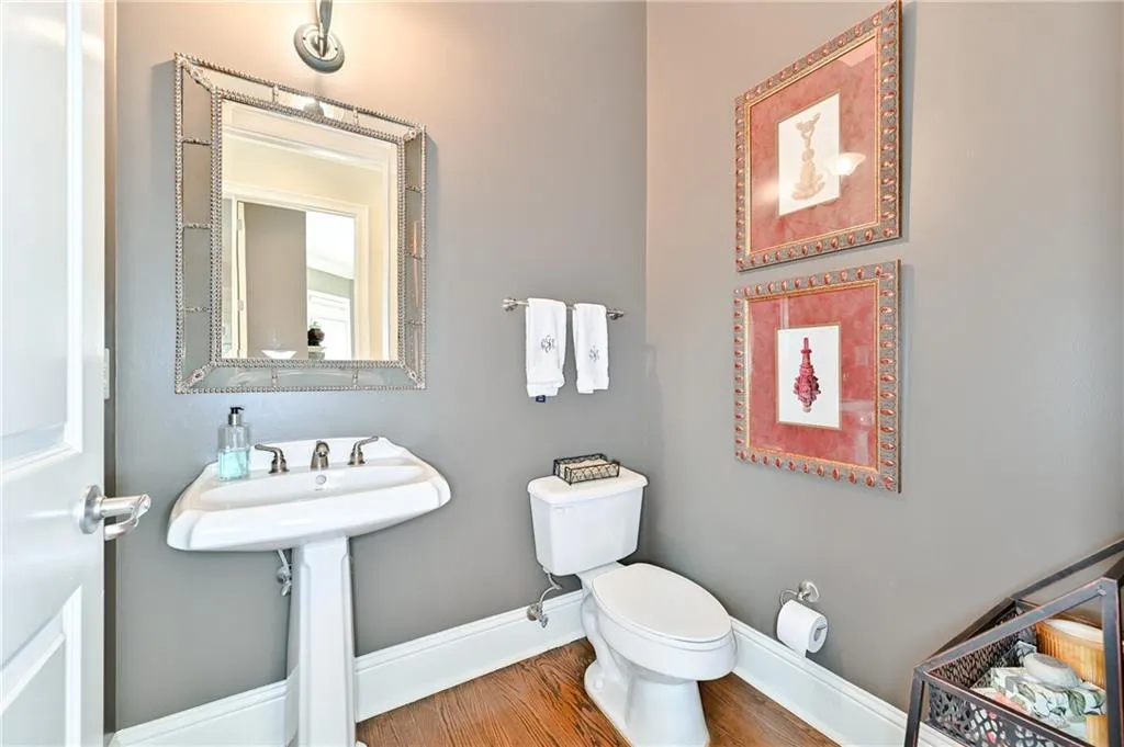 5409 Glenridge Cove Unit 201, Atlanta, Georgia 30342, 3 Bedrooms Bedrooms, ,3 BathroomsBathrooms,Residential,Sold,5409 Glenridge Cove Unit 201,6743790