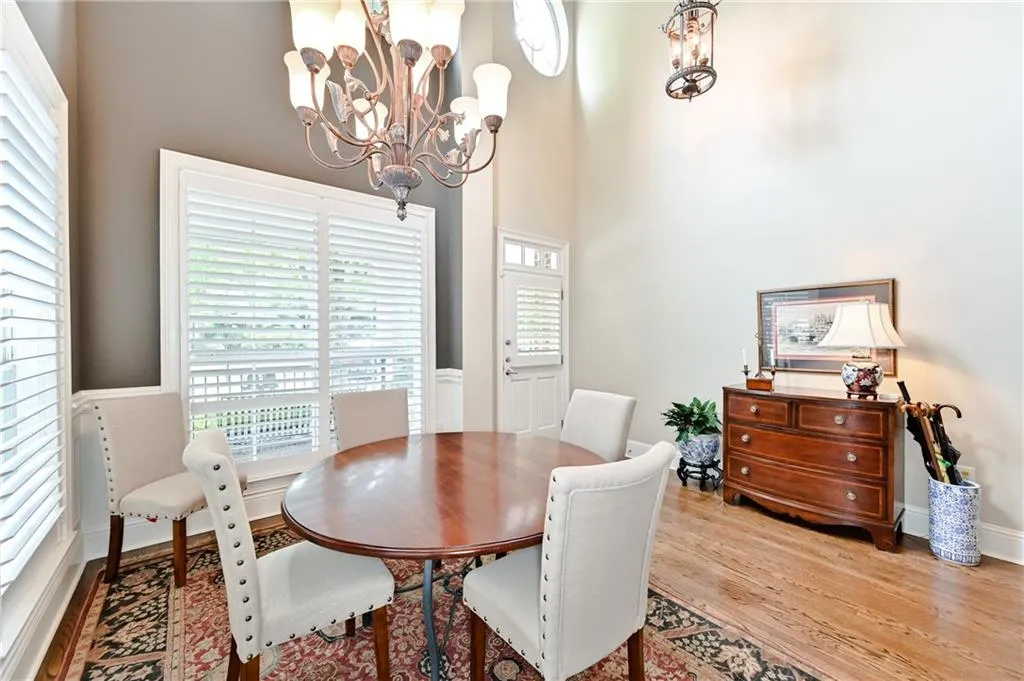 5409 Glenridge Cove Unit 201, Atlanta, Georgia 30342, 3 Bedrooms Bedrooms, ,3 BathroomsBathrooms,Residential,Sold,5409 Glenridge Cove Unit 201,6743790
