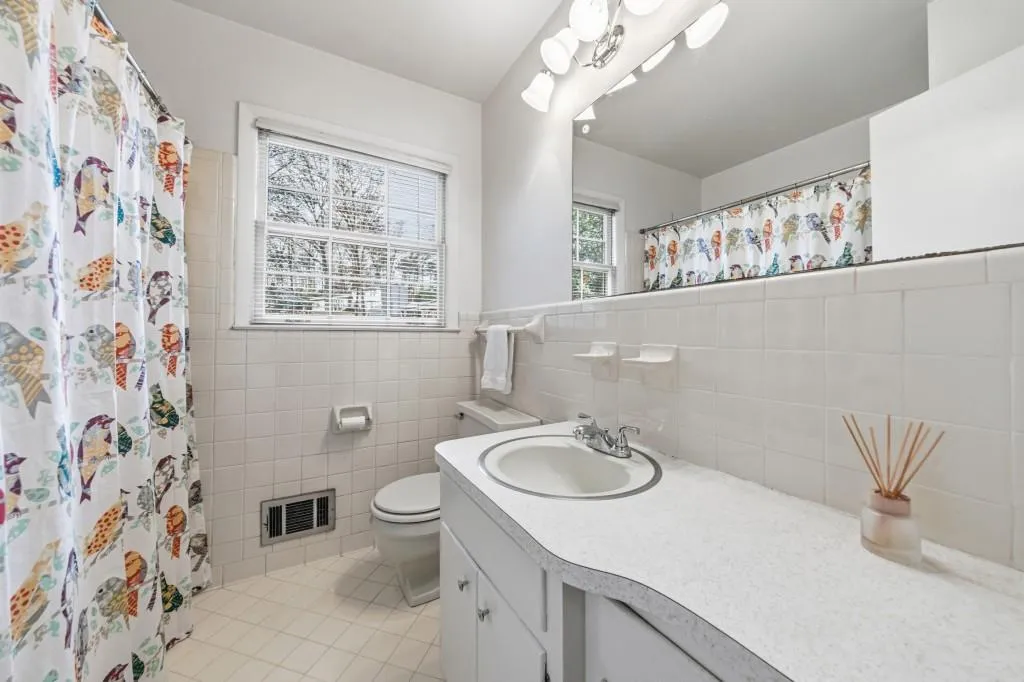 Secondary bath with ceramic tile