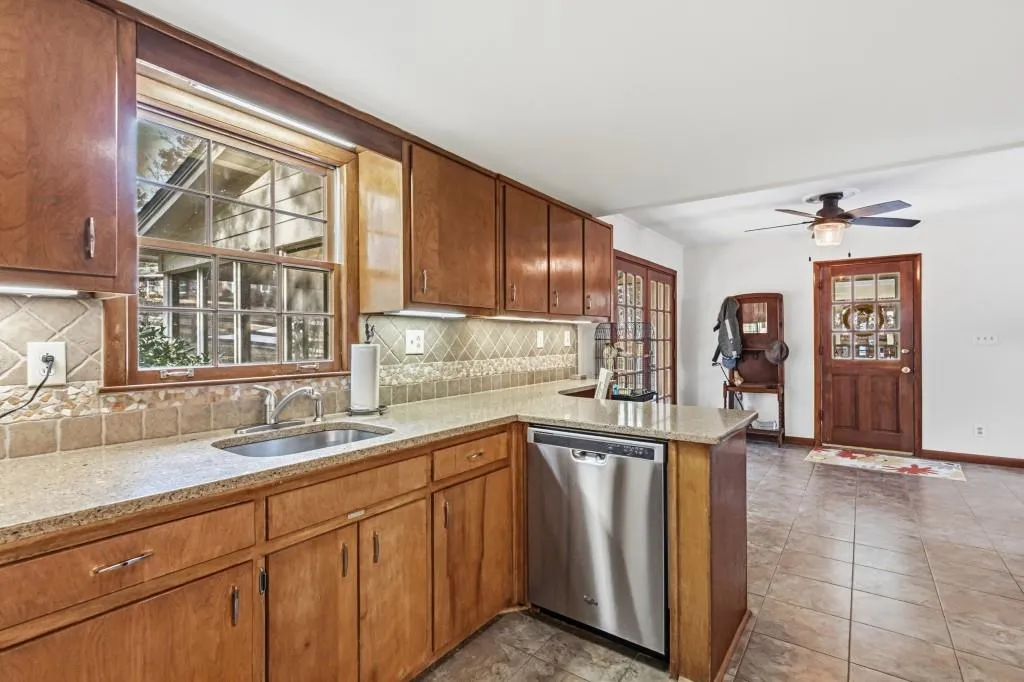 Eat-in Kitchen with Quartz counters, ceramic tile backsplash and SS Appliances