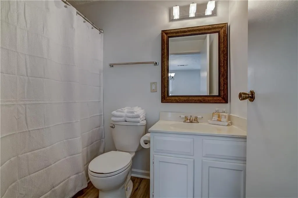 8903 Roberts Drive, Sandy Springs, Georgia 30350, 2 Bedrooms Bedrooms, ,2 BathroomsBathrooms,Residential,Sold,8903 Roberts Drive,5946717
