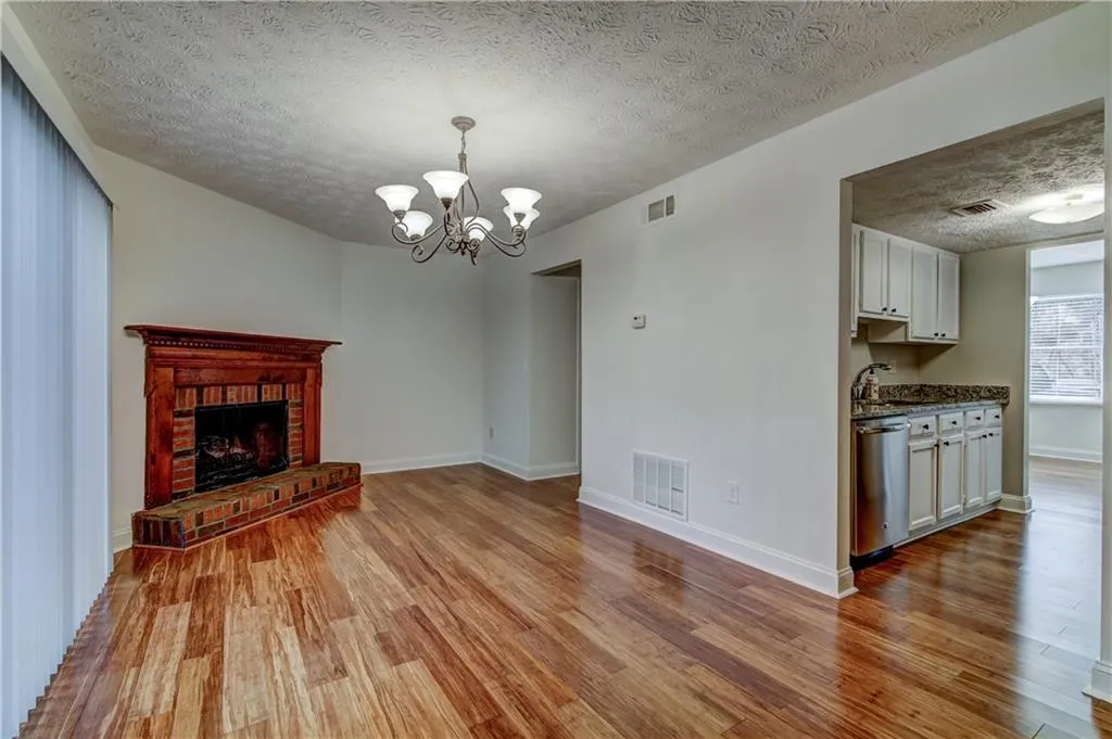 8903 Roberts Drive, Sandy Springs, Georgia 30350, 2 Bedrooms Bedrooms, ,2 BathroomsBathrooms,Residential,Sold,8903 Roberts Drive,5946717