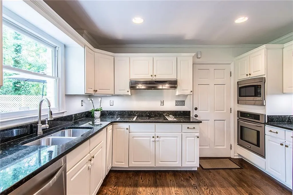 568 Timberland Drive, Atlanta, Georgia 30342, 4 Bedrooms Bedrooms, ,3 BathroomsBathrooms,Residential,Sold,568 Timberland Drive,5860110