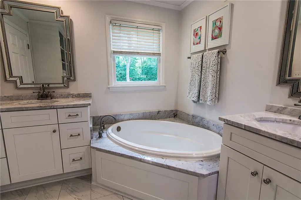 568 Timberland Drive, Atlanta, Georgia 30342, 4 Bedrooms Bedrooms, ,3 BathroomsBathrooms,Residential,Sold,568 Timberland Drive,5860110