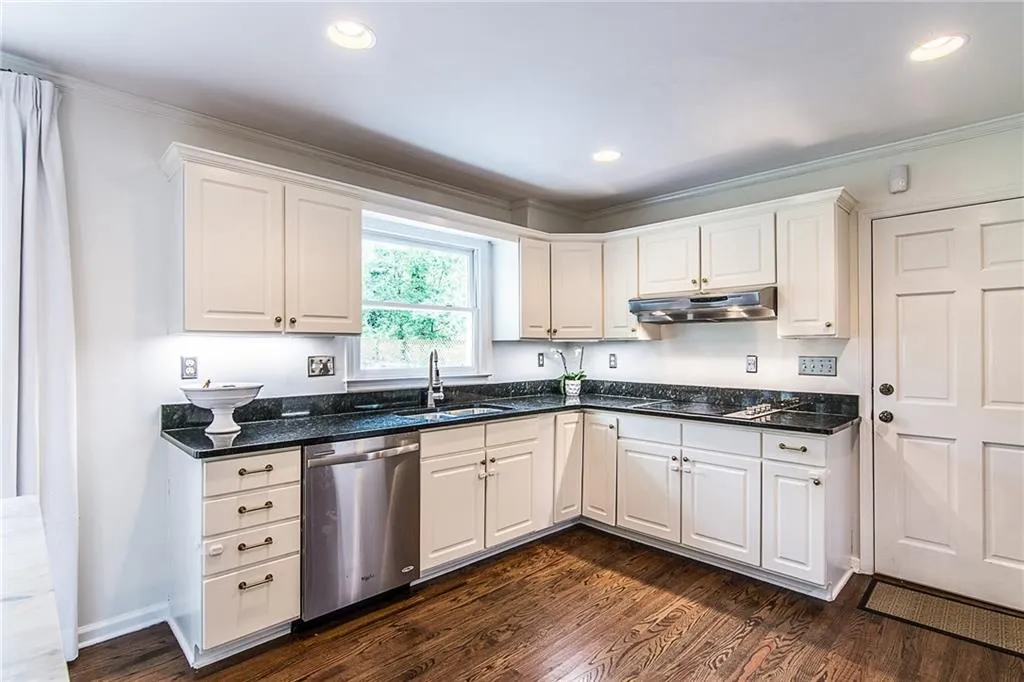 568 Timberland Drive, Atlanta, Georgia 30342, 4 Bedrooms Bedrooms, ,3 BathroomsBathrooms,Residential,Sold,568 Timberland Drive,5860110