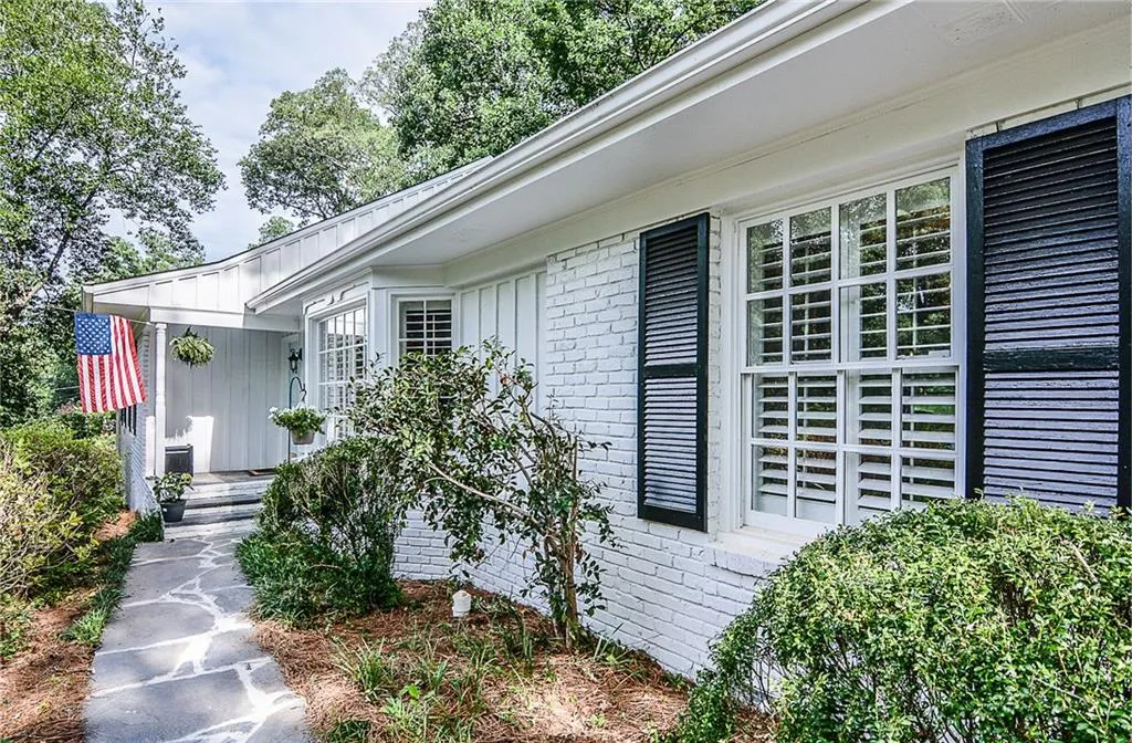 568 Timberland Drive, Atlanta, Georgia 30342, 4 Bedrooms Bedrooms, ,3 BathroomsBathrooms,Residential,Sold,568 Timberland Drive,5860110
