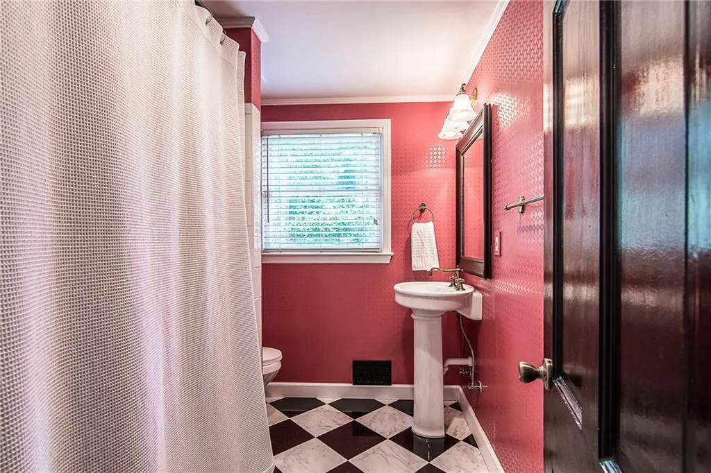 568 Timberland Drive, Atlanta, Georgia 30342, 4 Bedrooms Bedrooms, ,3 BathroomsBathrooms,Residential,Sold,568 Timberland Drive,5860110