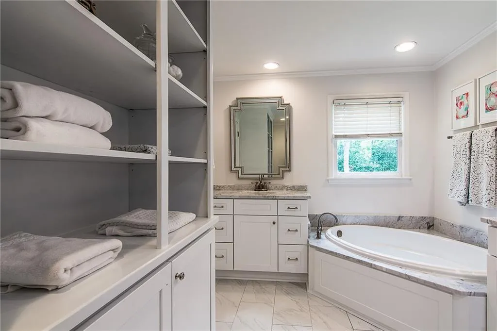 568 Timberland Drive, Atlanta, Georgia 30342, 4 Bedrooms Bedrooms, ,3 BathroomsBathrooms,Residential,Sold,568 Timberland Drive,5860110