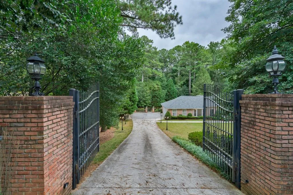 620 River Valley Road, Sandy Springs, Georgia 30328, 4 Bedrooms Bedrooms, ,5 BathroomsBathrooms,Residential,Sold,620 River Valley Road,6629984
