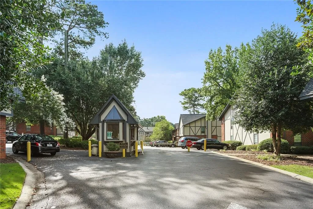 6851 Roswell Road Unit D22, Sandy Springs, Georgia 30328, 3 Bedrooms Bedrooms, ,2 BathroomsBathrooms,Residential,Sold,6851 Roswell Road Unit D22,6583806