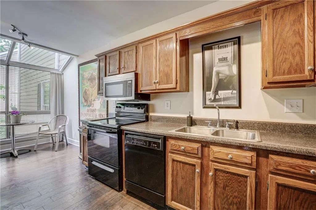 7500 Roswell Road Unit 22, Sandy Springs, Georgia 30350, 2 Bedrooms Bedrooms, ,2 BathroomsBathrooms,Residential,Sold,7500 Roswell Road Unit 22,6022764