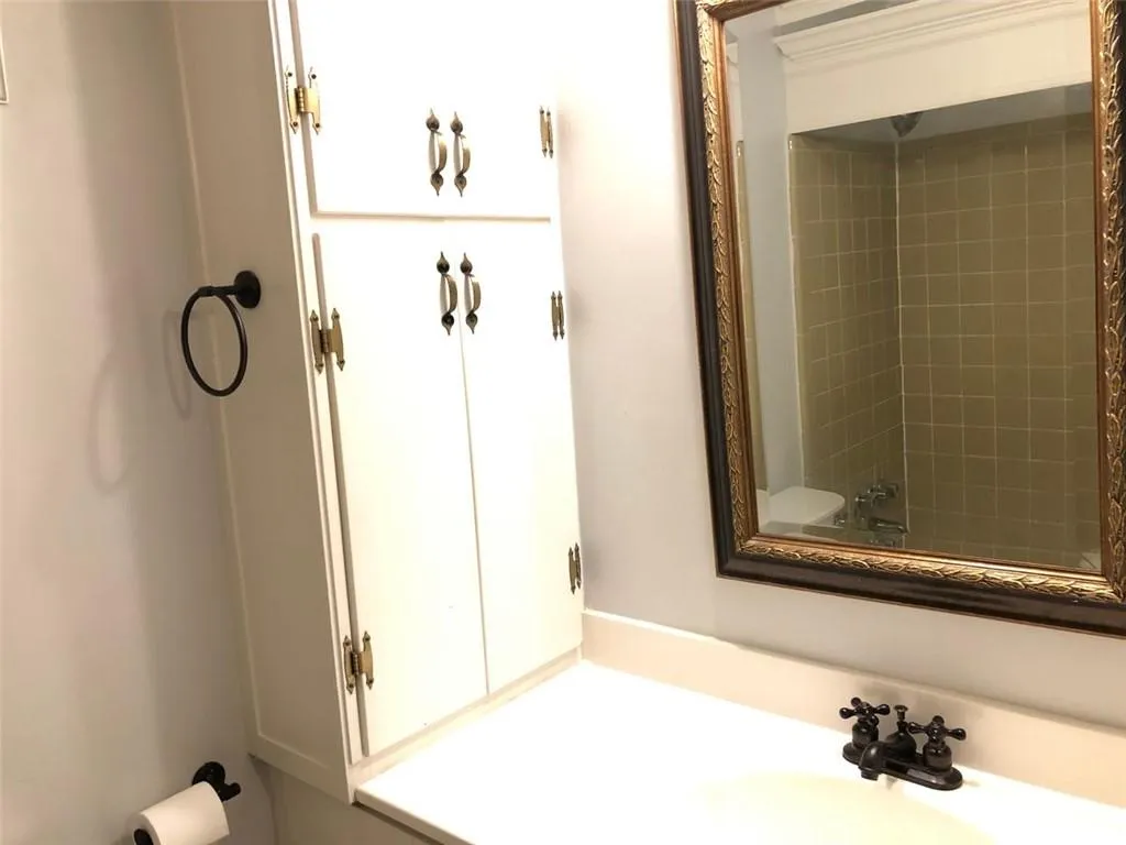 6700 Roswell Road Unit 4b, Atlanta, Georgia 30328, 3 Bedrooms Bedrooms, ,2 BathroomsBathrooms,Residential,Sold,6700 Roswell Road Unit 4b,6826435