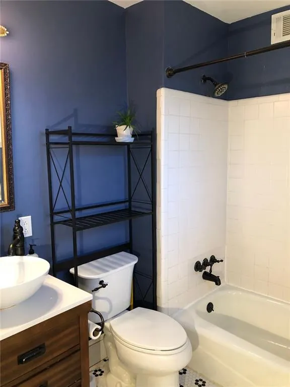 6700 Roswell Road Unit 4b, Atlanta, Georgia 30328, 3 Bedrooms Bedrooms, ,2 BathroomsBathrooms,Residential,Sold,6700 Roswell Road Unit 4b,6826435