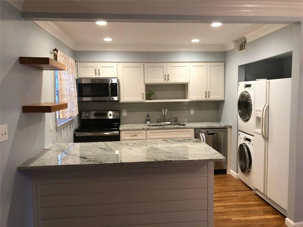 6700 Roswell Road Unit 4b, Atlanta, Georgia 30328, 3 Bedrooms Bedrooms, ,2 BathroomsBathrooms,Residential,Sold,6700 Roswell Road Unit 4b,6826435