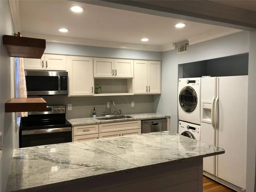 6700 Roswell Road Unit 4b, Atlanta, Georgia 30328, 3 Bedrooms Bedrooms, ,2 BathroomsBathrooms,Residential,Sold,6700 Roswell Road Unit 4b,6826435
