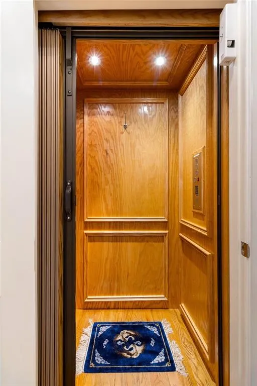 Room details featuring elevator