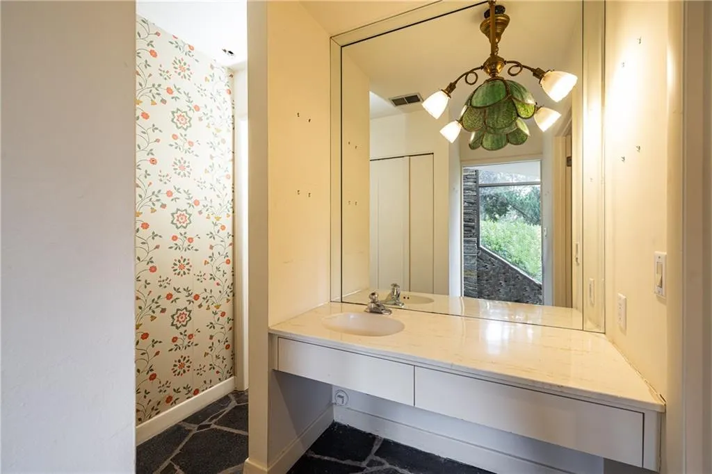 Bathroom for bedroom on terrace level