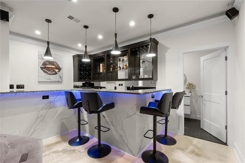 Full Bar with ice machine & mini fridge
