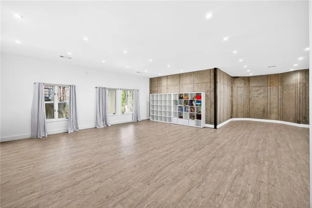 230 N Chambord Drive Nw, Atlanta, Georgia 30327, 6 Bedrooms Bedrooms, ,6 BathroomsBathrooms,Residential,For Sale,230 N Chambord Drive Nw,7720260