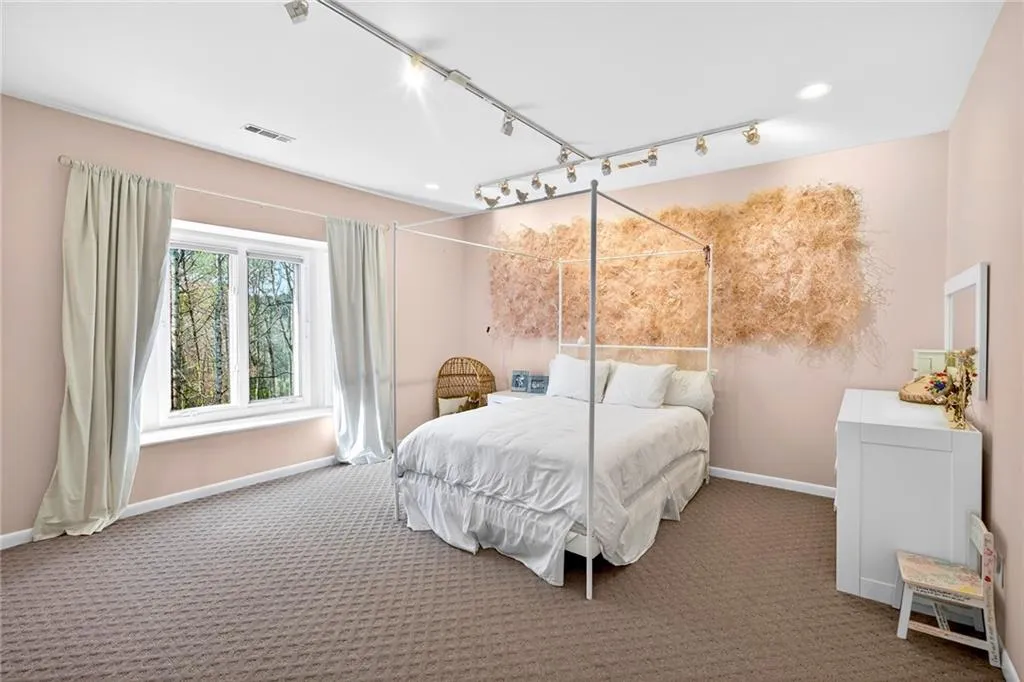 230 N Chambord Drive Nw, Atlanta, Georgia 30327, 6 Bedrooms Bedrooms, ,6 BathroomsBathrooms,Residential,For Sale,230 N Chambord Drive Nw,7720260