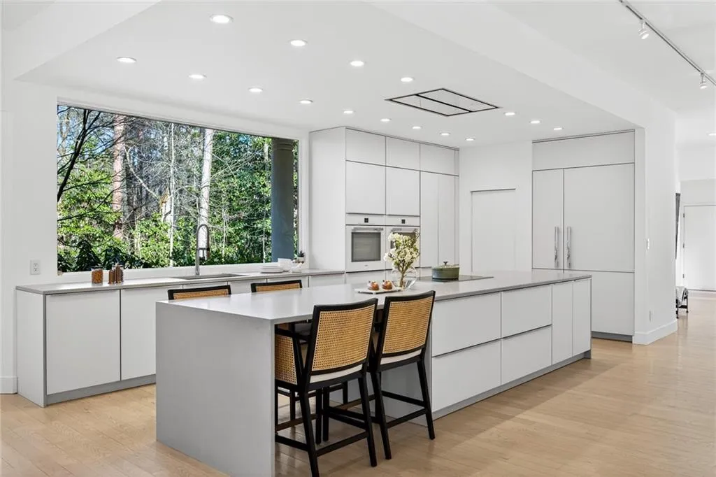 230 N Chambord Drive Nw, Atlanta, Georgia 30327, 6 Bedrooms Bedrooms, ,6 BathroomsBathrooms,Residential,For Sale,230 N Chambord Drive Nw,7720260