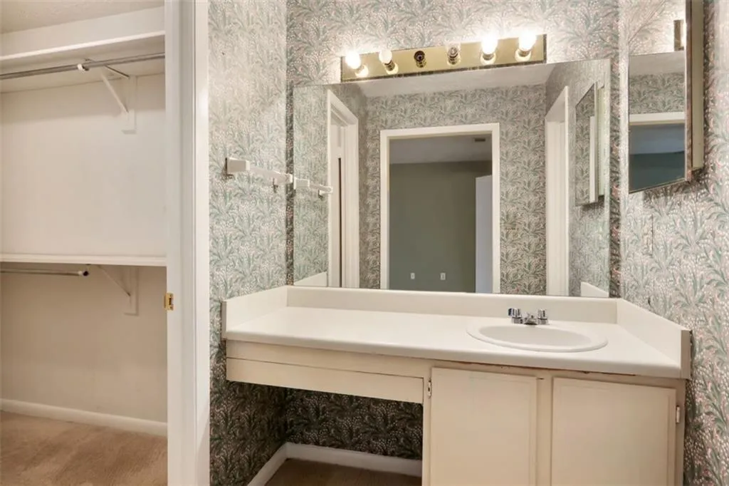 8740 Roswell Road Unit 4d, Sandy Springs, Georgia 30350, 2 Bedrooms Bedrooms, ,2 BathroomsBathrooms,Residential,Sold,8740 Roswell Road Unit 4d,6114588